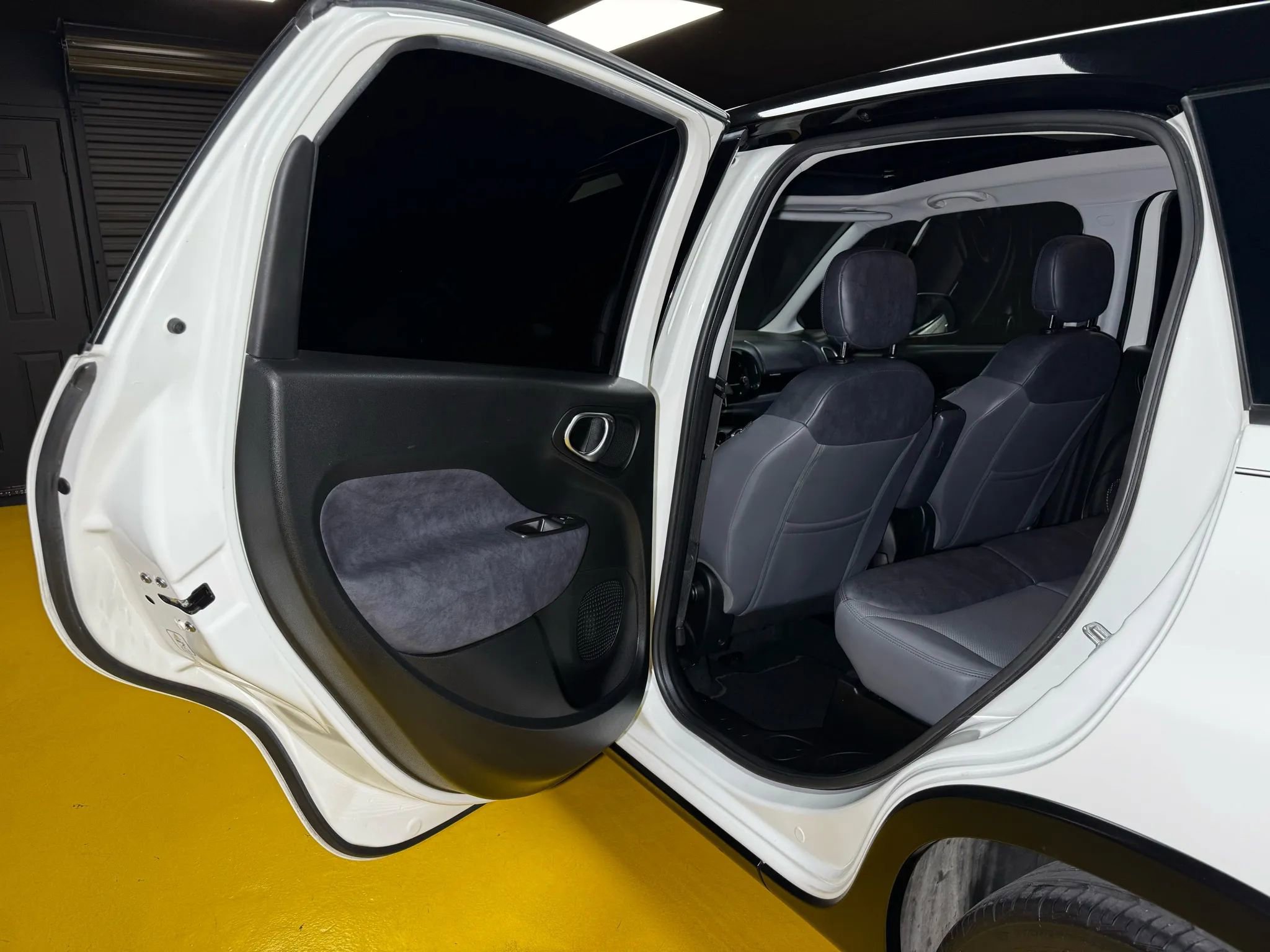 Used 2017 FIAT 500L Trekking w/ Dual-Pane Sunroof Package FWD image 13