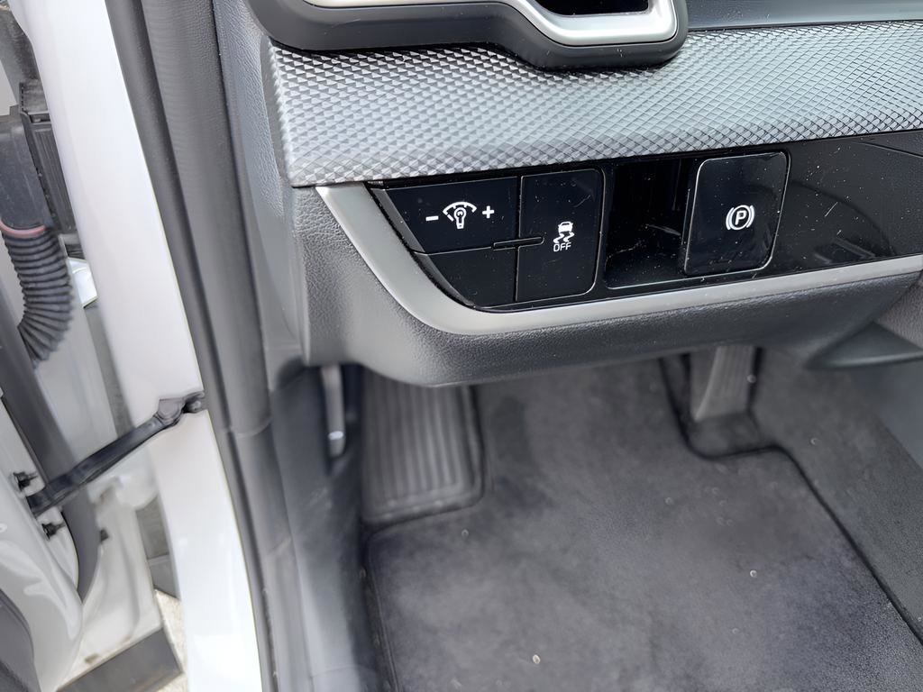 Used 2025 Kia Sportage LX FWD image 24