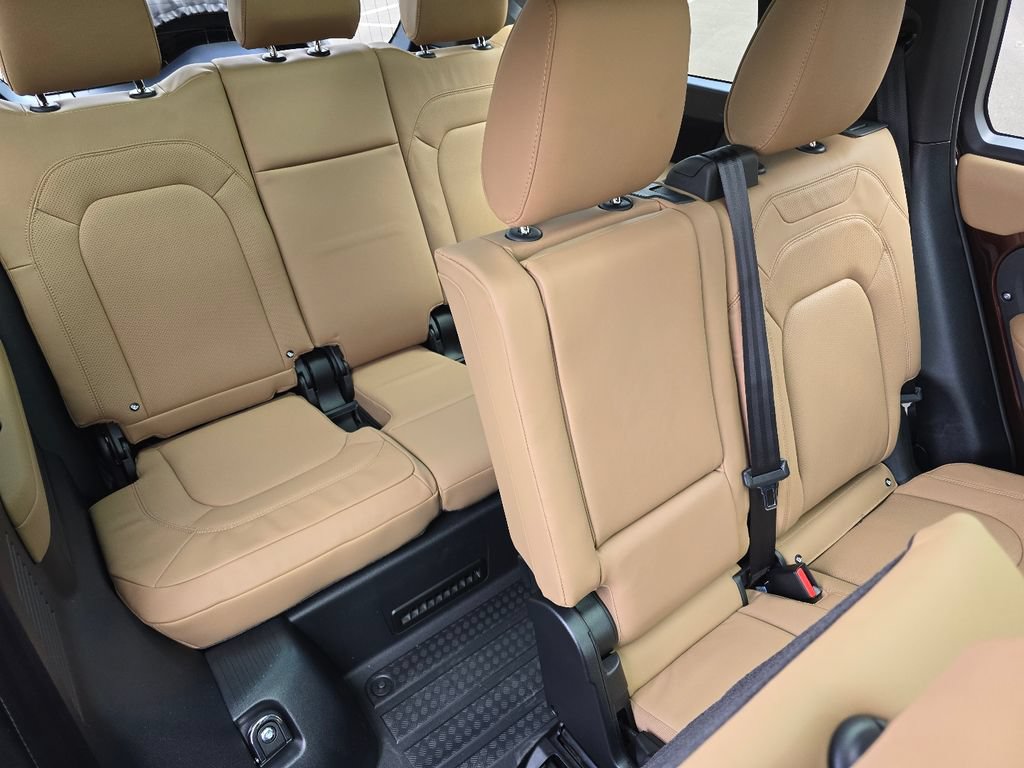 New 2026 Land Rover Defender 130 X-Dynamic SE AWD/4WD image 32