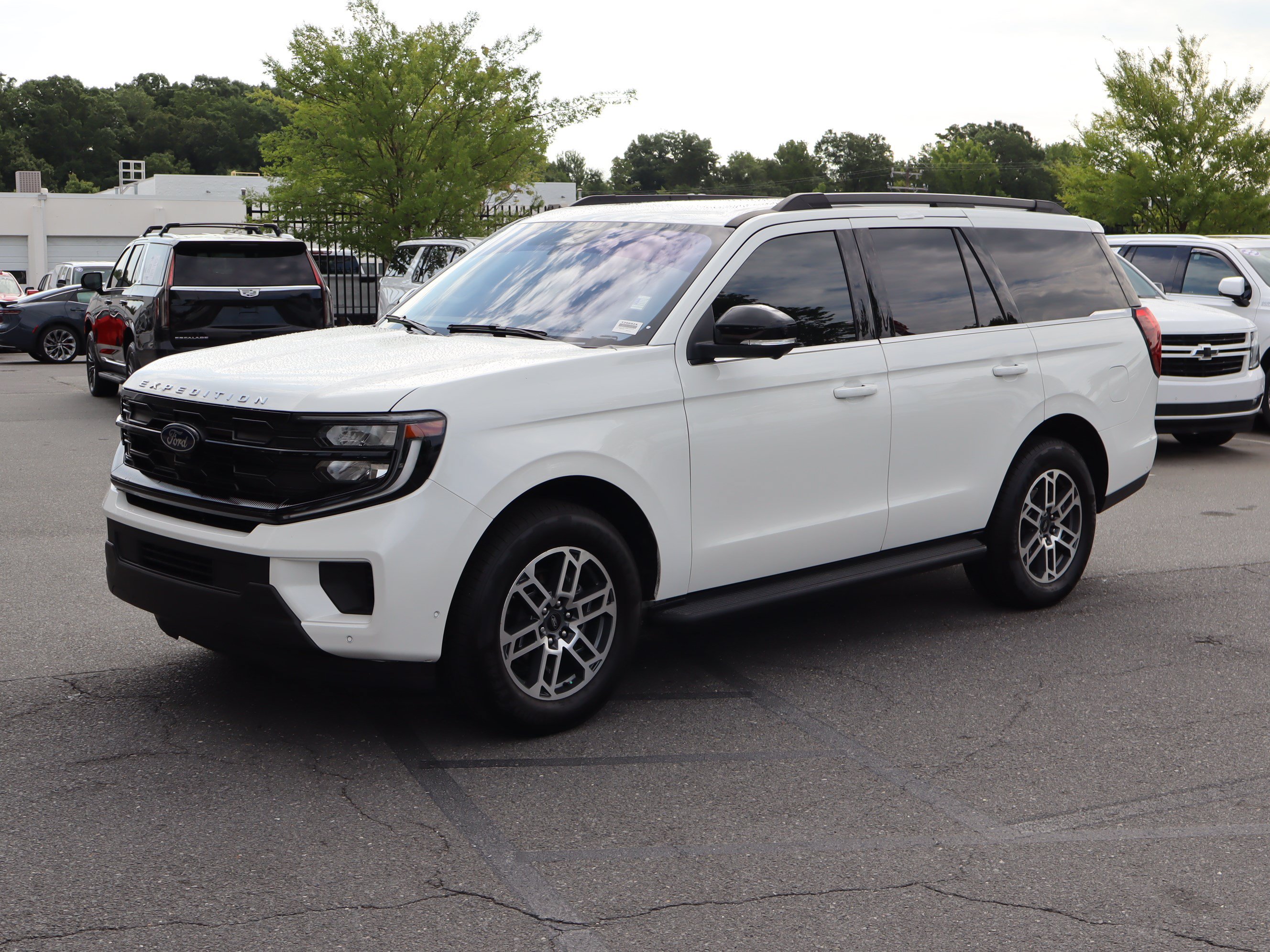Used 2025 Ford Expedition Active RWD image 5
