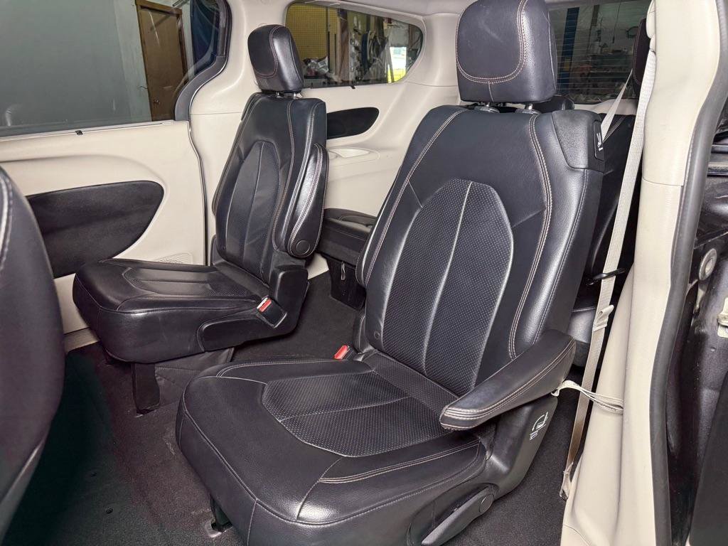 Used 2018 Chrysler Pacifica Touring-L FWD image 25