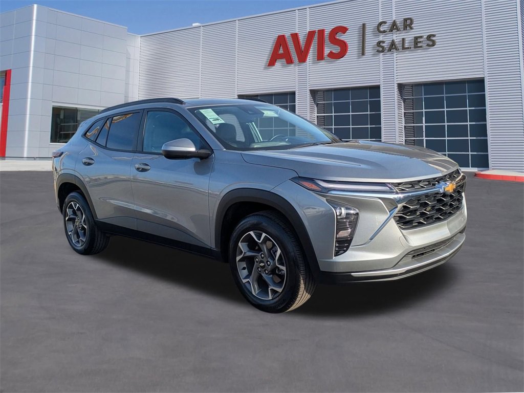 Used 2025 Chevrolet Trax LT w/ LT Convenience Package image 3