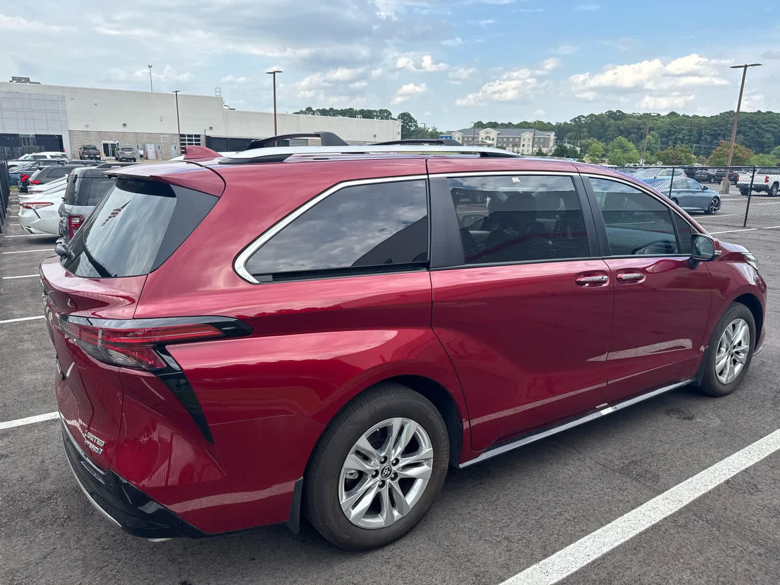 Used 2023 Toyota Sienna Limited FWD image 4