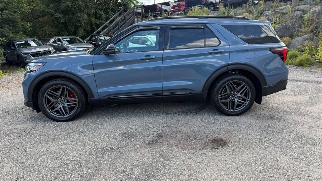 Used 2025 Ford Explorer ST AWD/4WD image 3