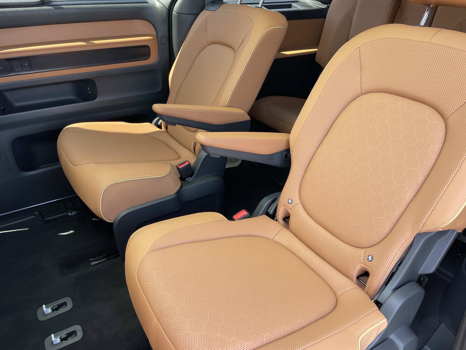 Certified 2025 Volkswagen ID. Buzz Pro S Plus AWD/4WD image 24