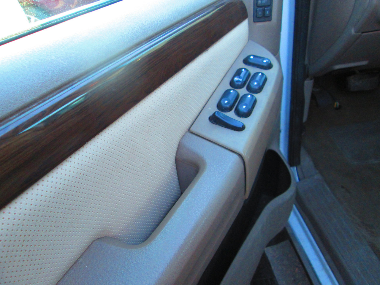 Used 2003 Ford Explorer Eddie Bauer image 6