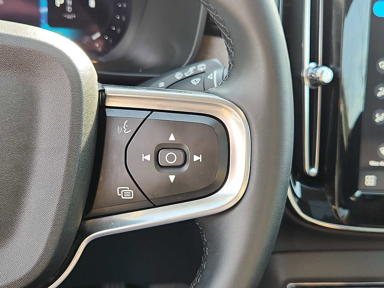 Certified 2023 Volvo XC40 B5 Plus w/ Driver Assist Package image 21