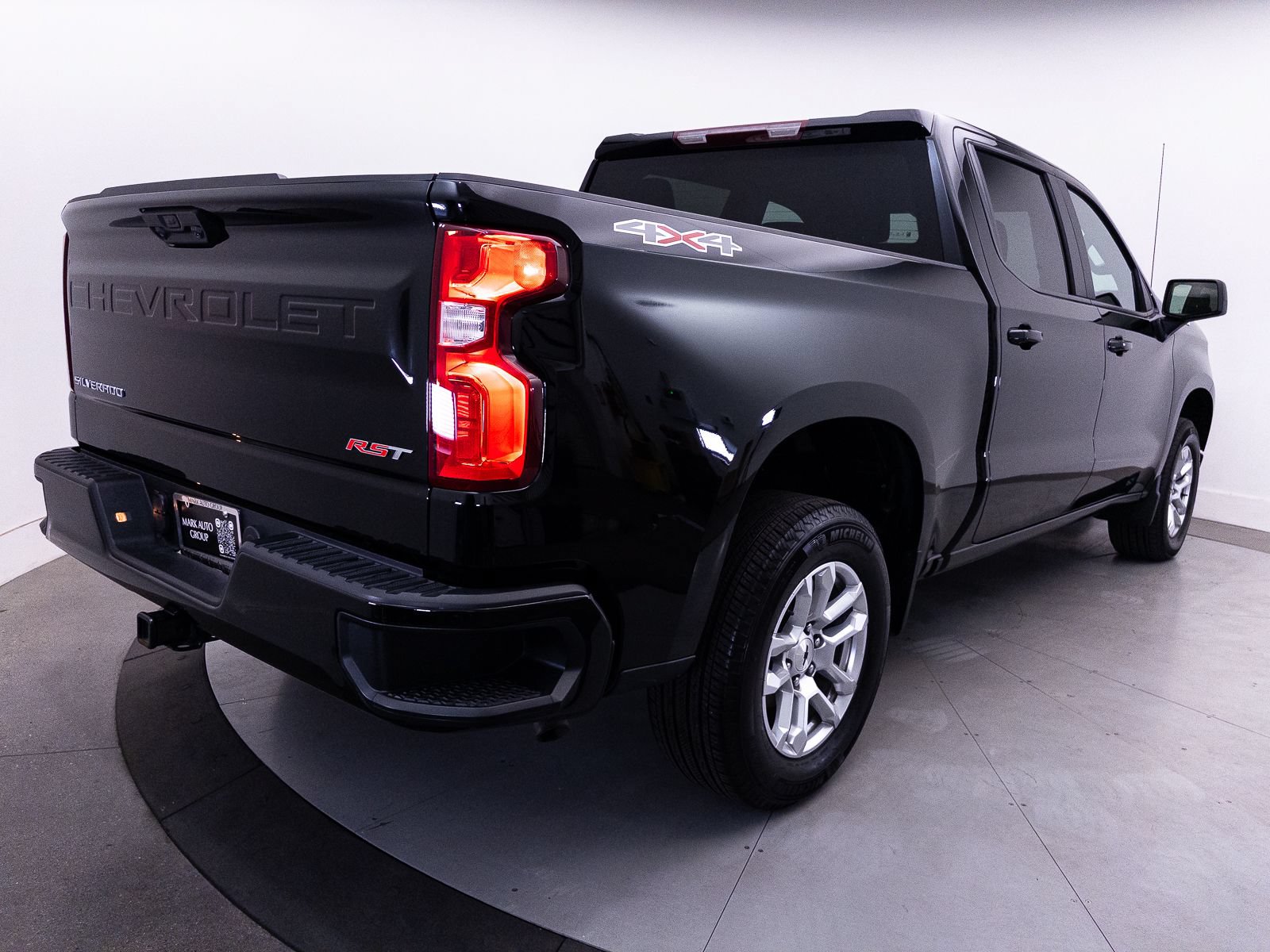 Used 2025 Chevrolet Silverado 1500 RST AWD/4WD image 18