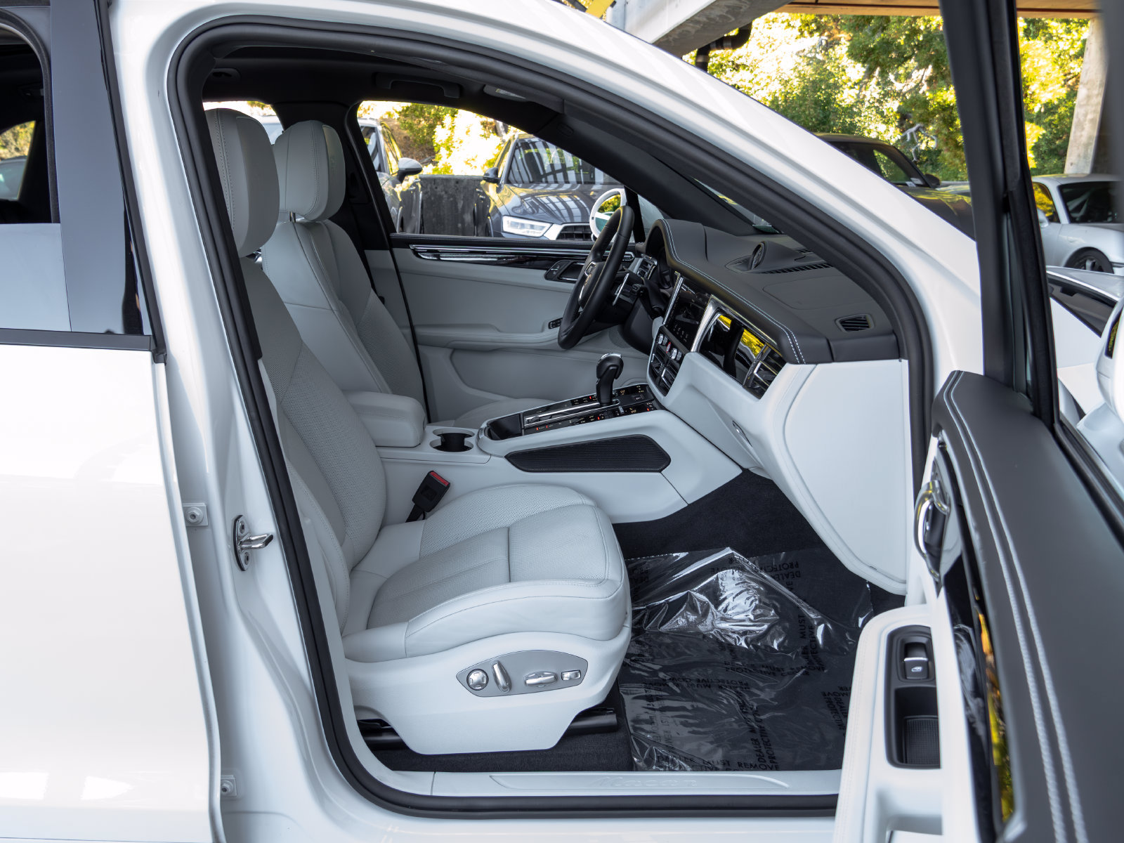 Certified 2025 Porsche Macan AWD/4WD image 56
