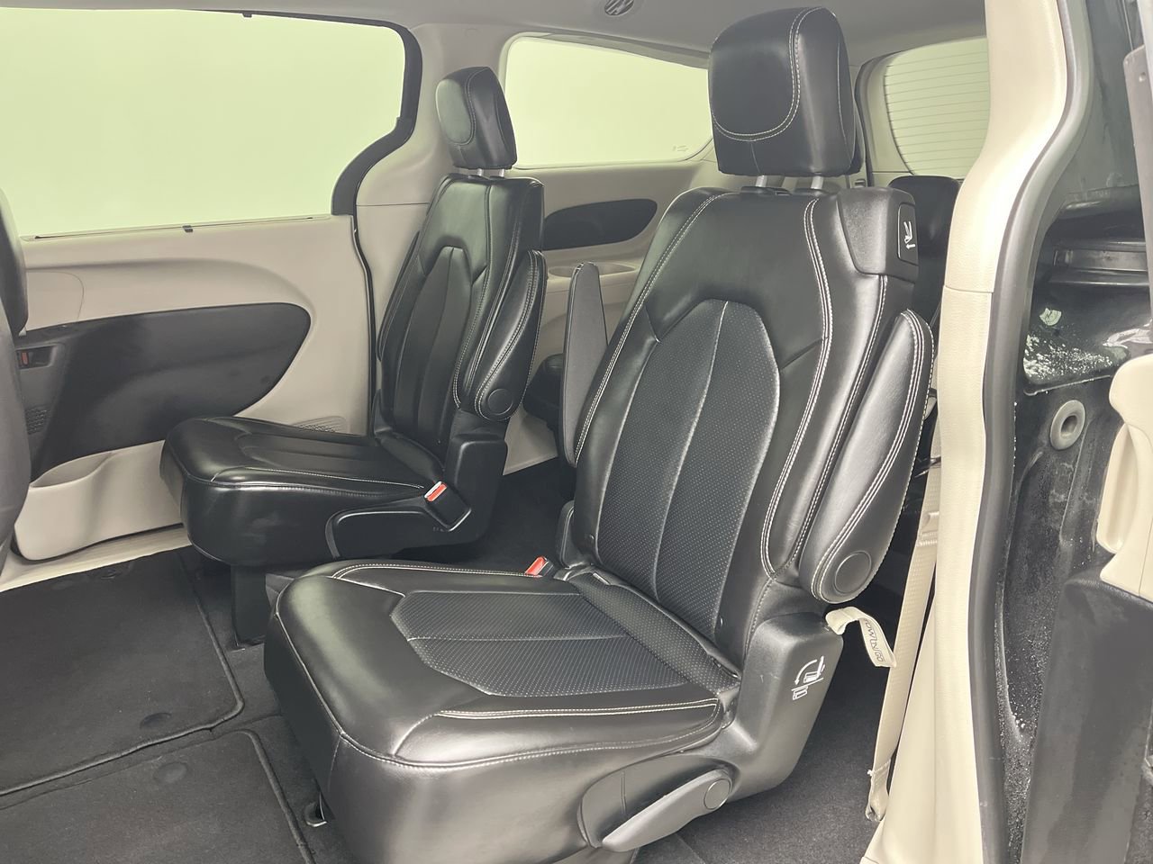 Used 2024 Chrysler Pacifica Touring-L image 10