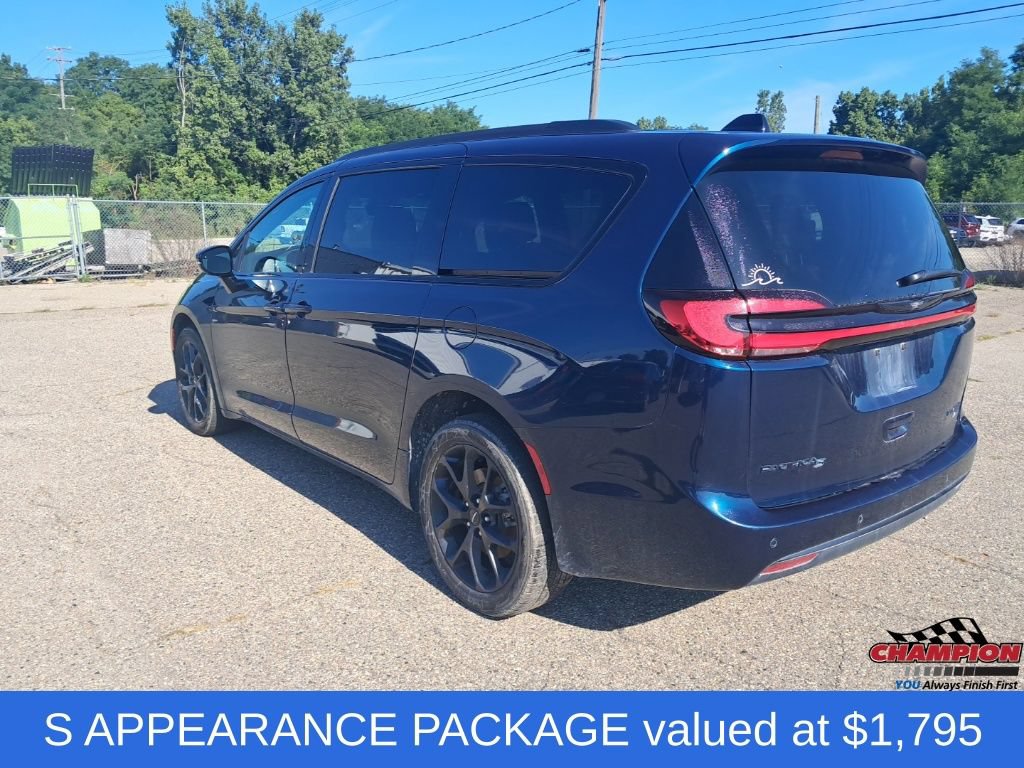 Used 2023 Chrysler Pacifica Limited w/ Uconnect Theater Family Group AWD/4WD image 3
