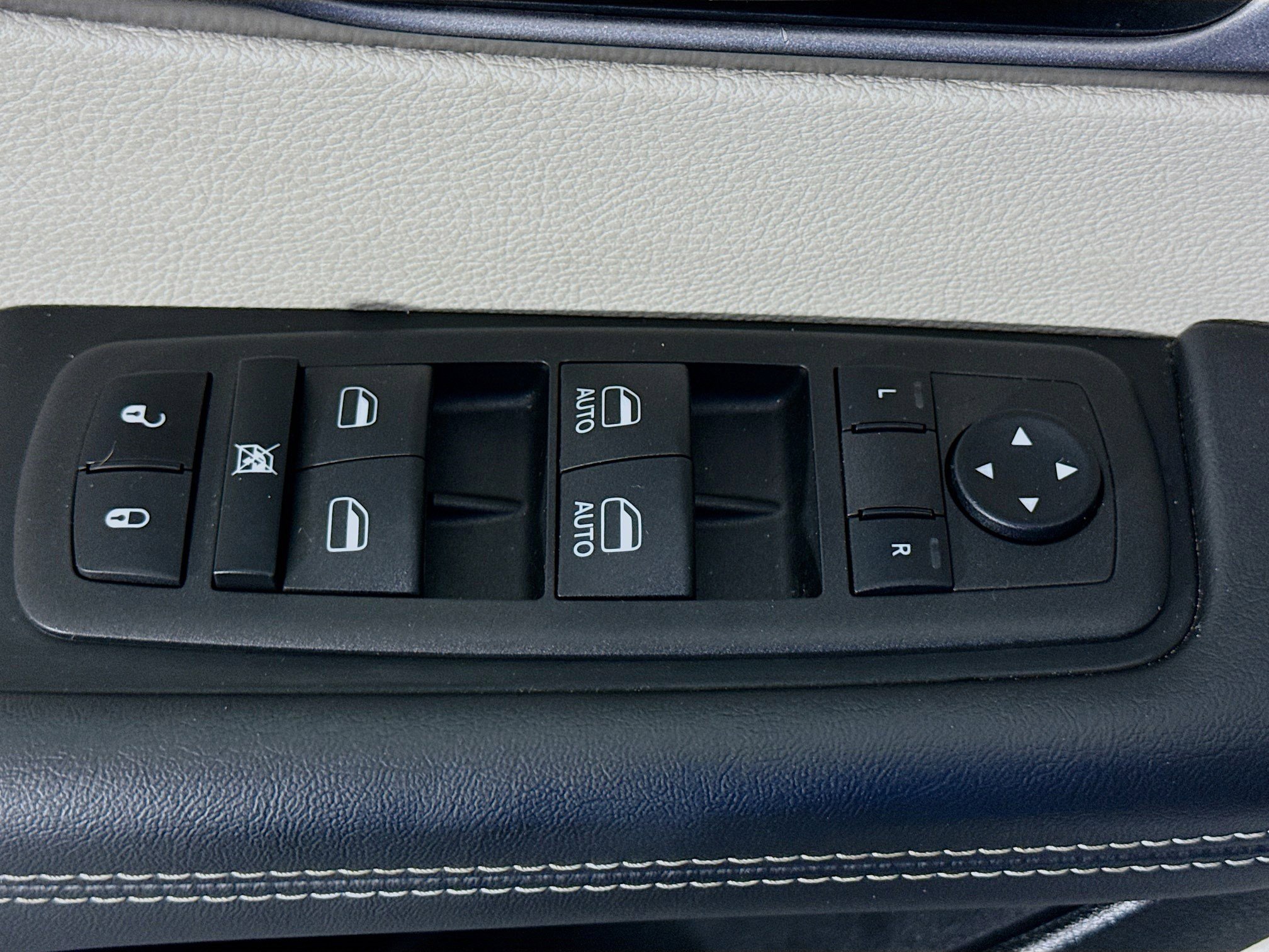 Used 2024 Chrysler Pacifica Touring-L FWD image 24