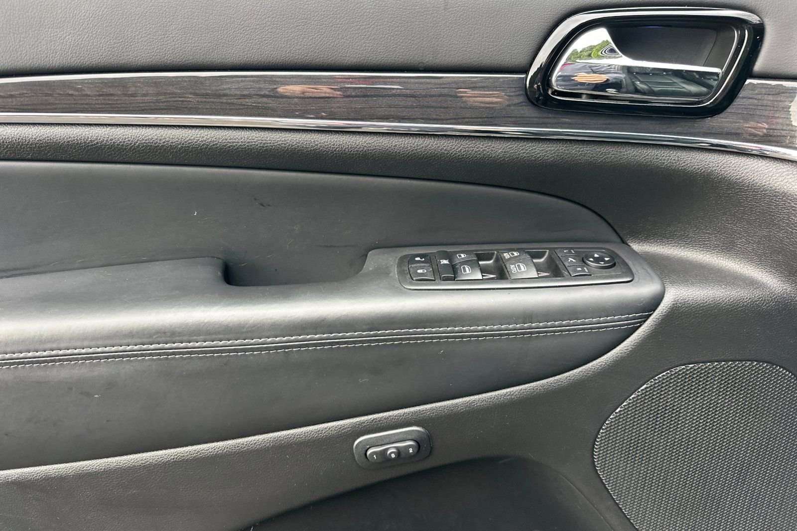 Used 2019 Jeep Grand Cherokee Overland AWD/4WD image 11