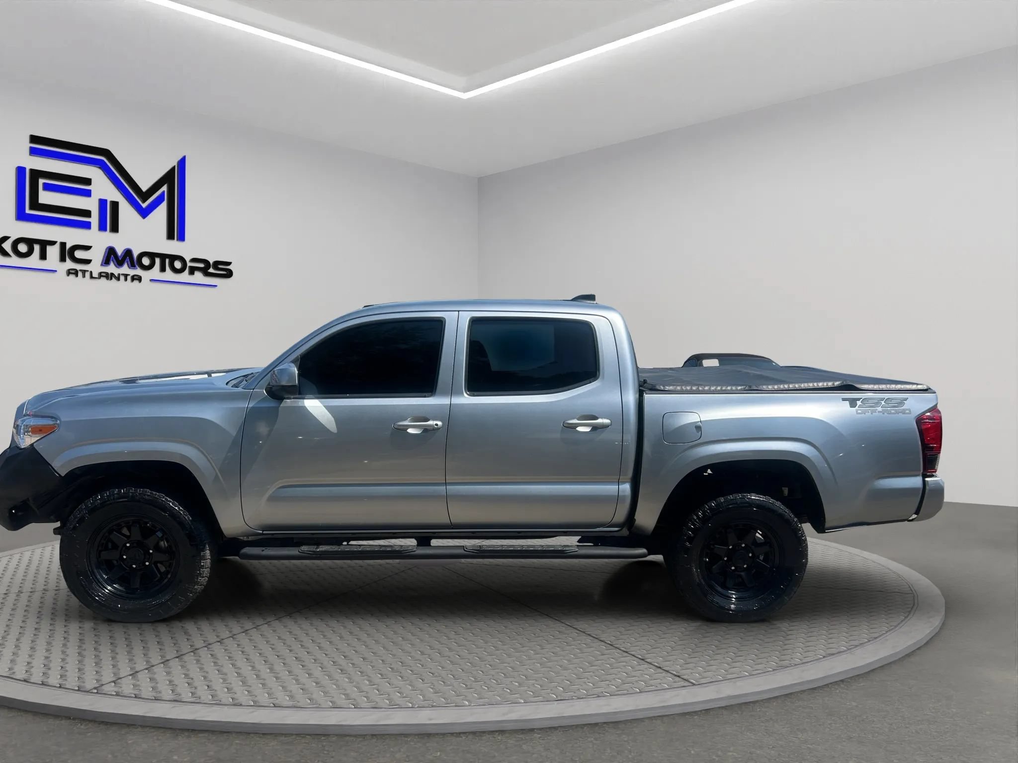 Used 2023 Toyota Tacoma SR AWD/4WD image 2