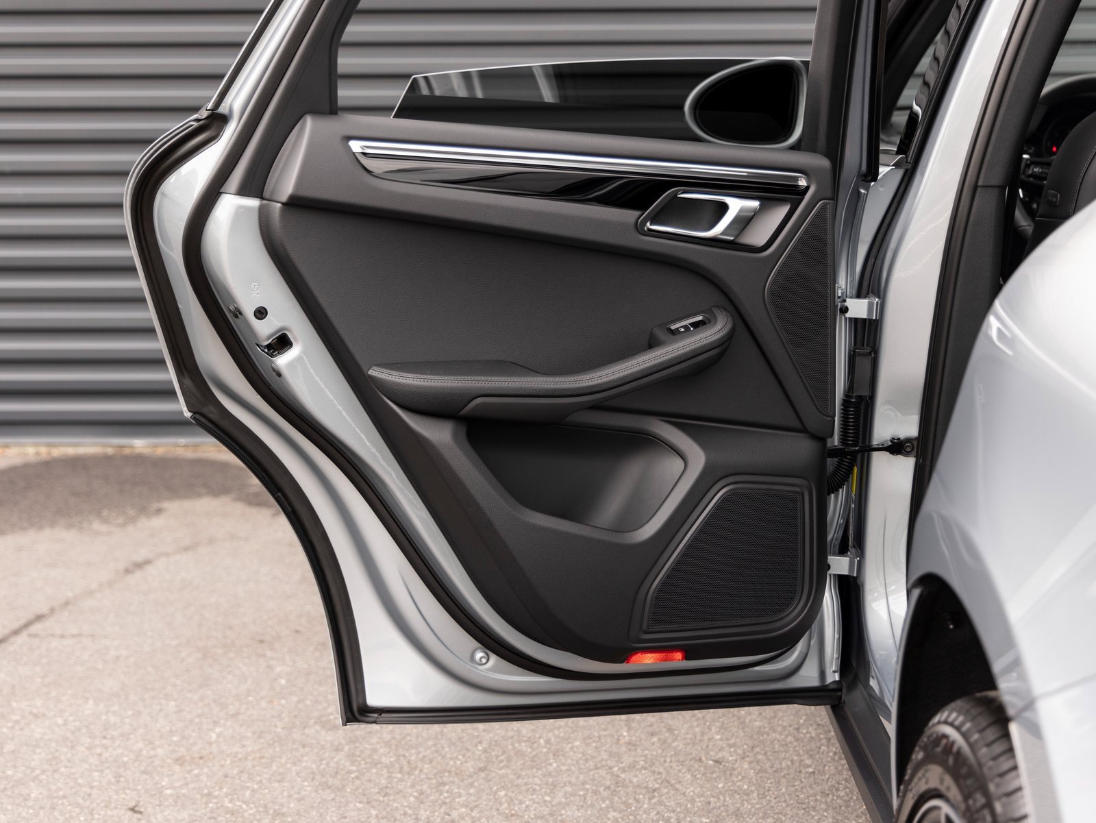 Certified 2025 Porsche Macan image 26