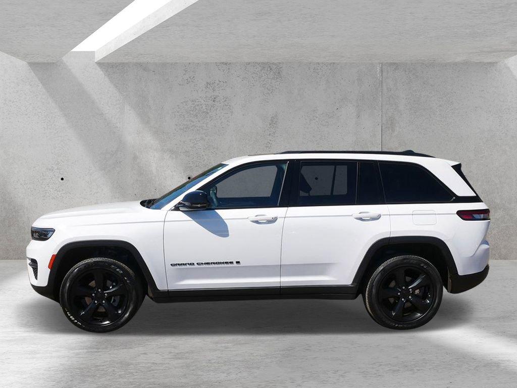 Used 2023 Jeep Grand Cherokee Altitude AWD/4WD image 5