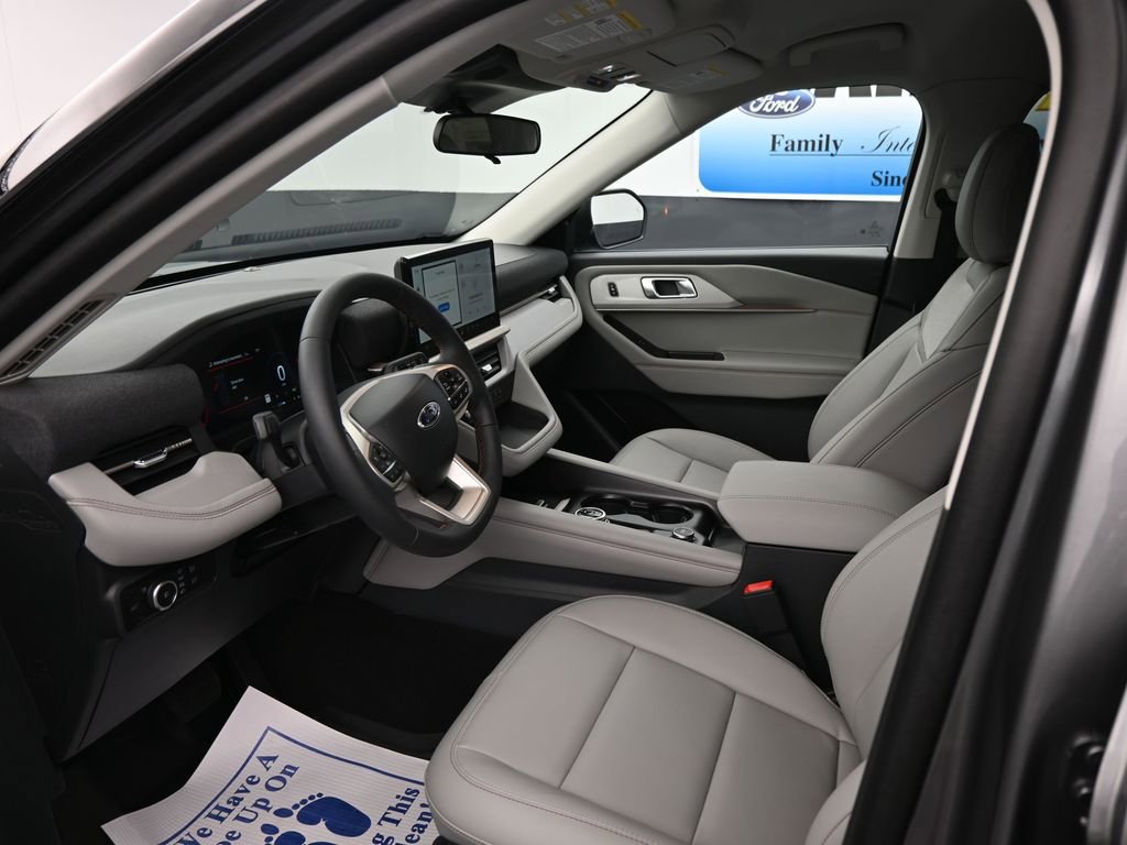 Used 2025 Ford Explorer Active w/ Active Comfort Package image 15