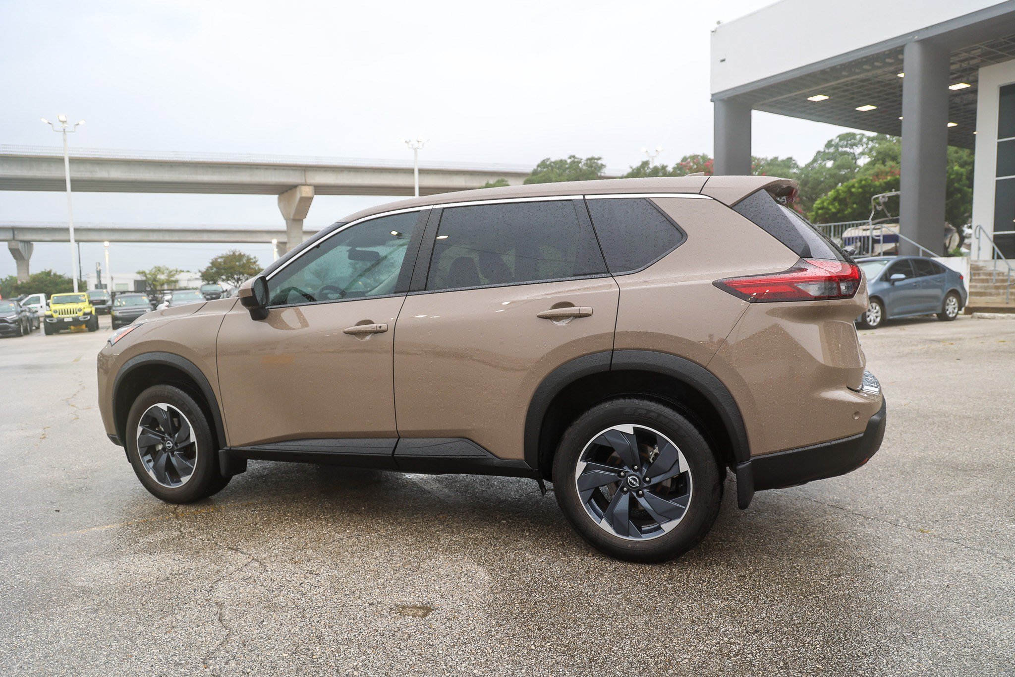 Used 2025 Nissan Rogue SV FWD image 10