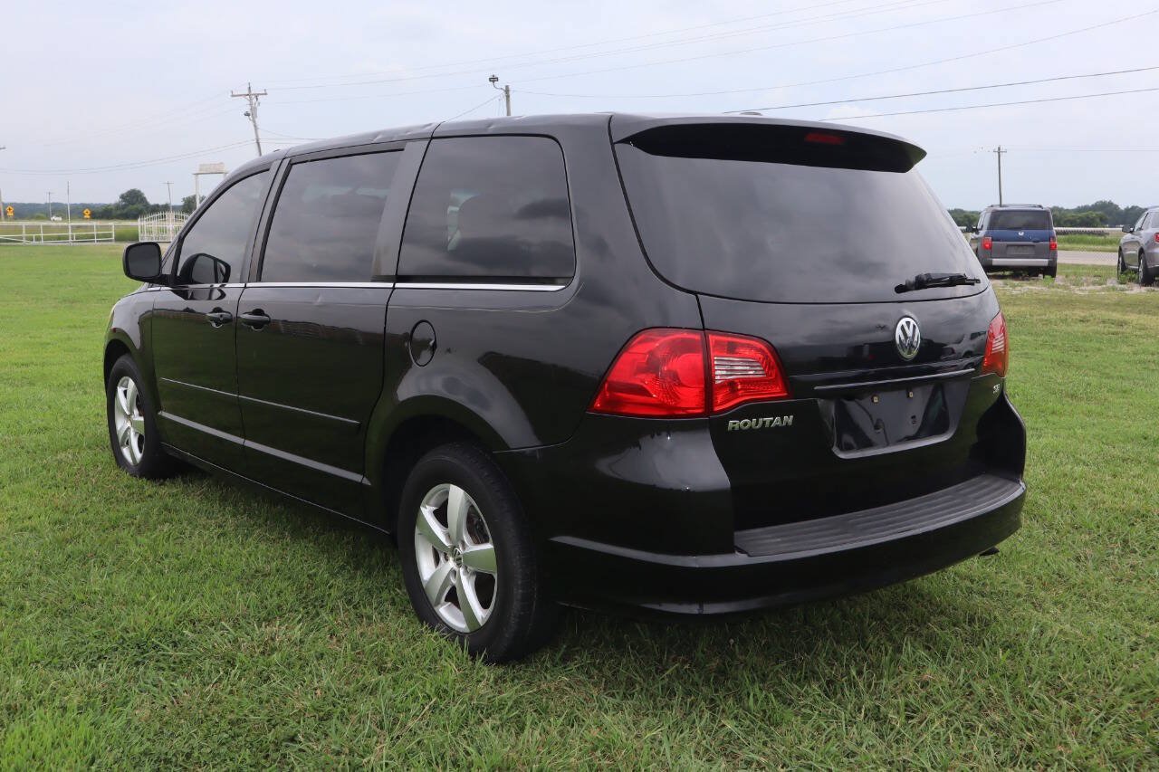 Used 2010 Volkswagen Routan SE FWD image 5