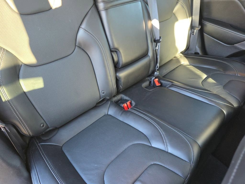 Used 2019 Jeep Cherokee Limited image 18