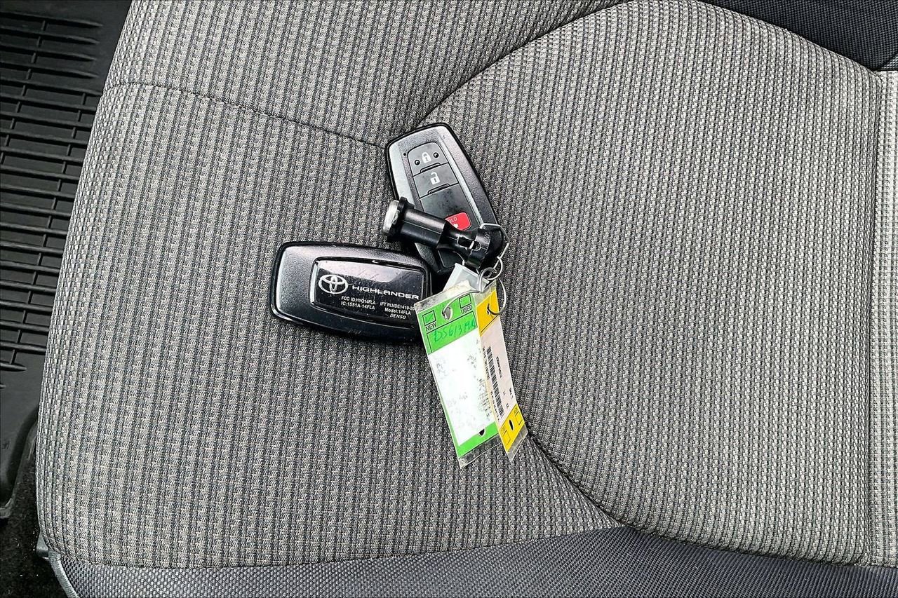 Used 2023 Toyota Highlander L image 31