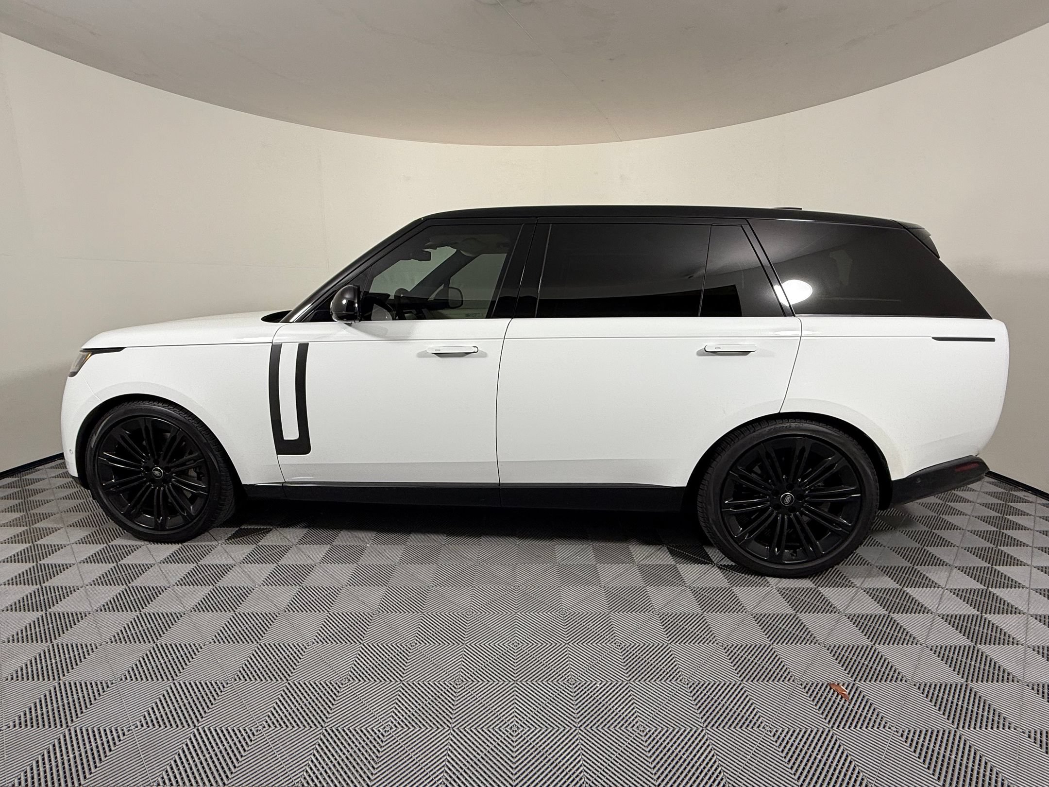 Used 2024 Land Rover Range Rover Long Wheelbase SE AWD/4WD image 2
