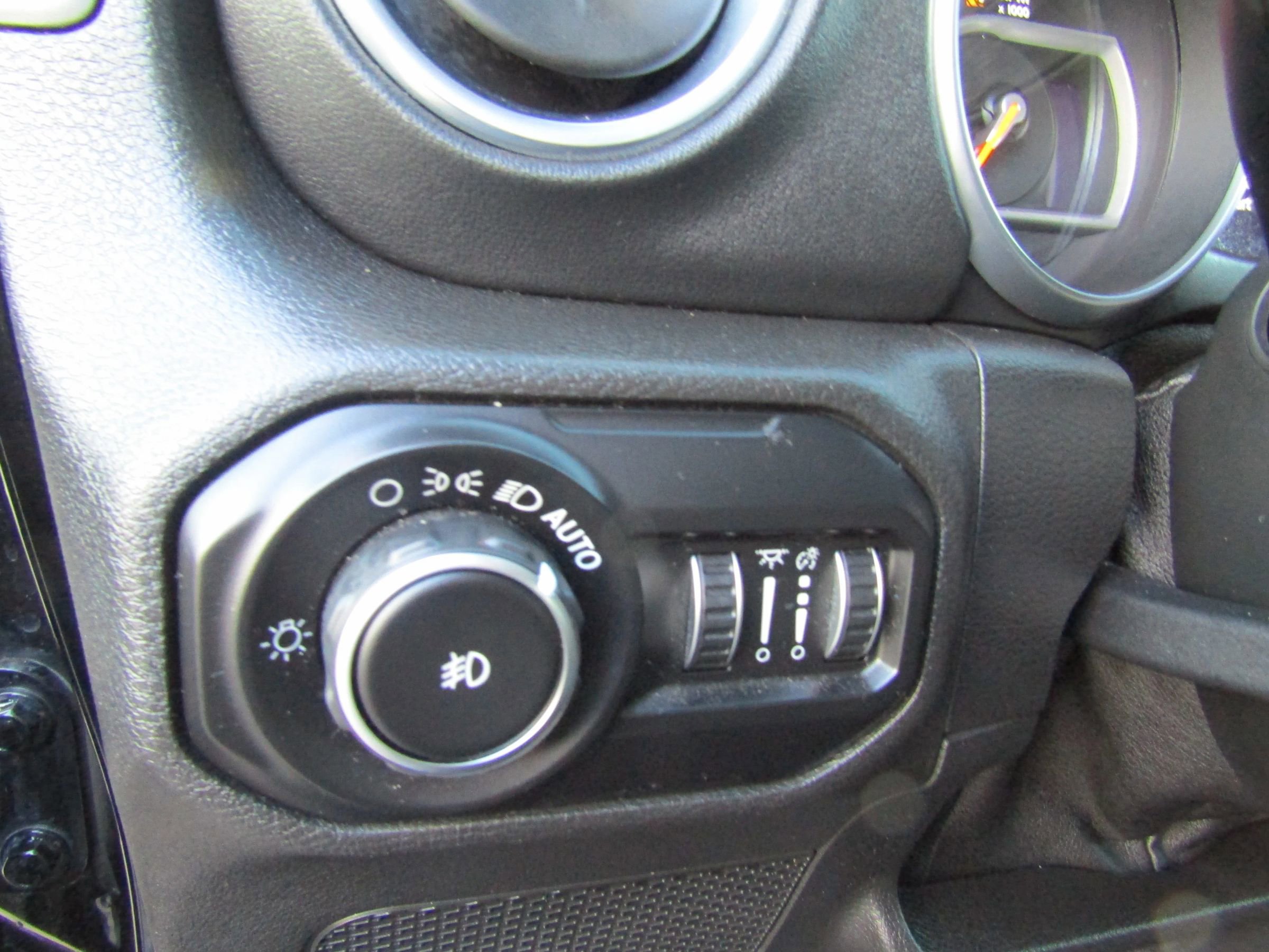 Used 2018 Jeep Wrangler Unlimited Sahara image 19