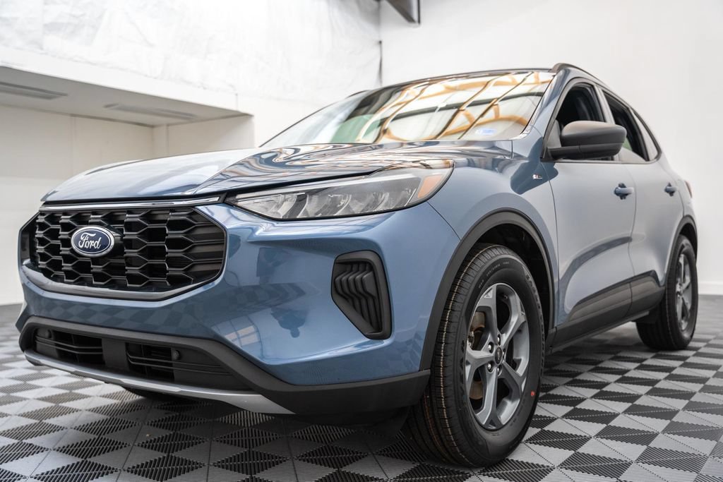 Certified 2025 Ford Escape ST-Line AWD/4WD image 3