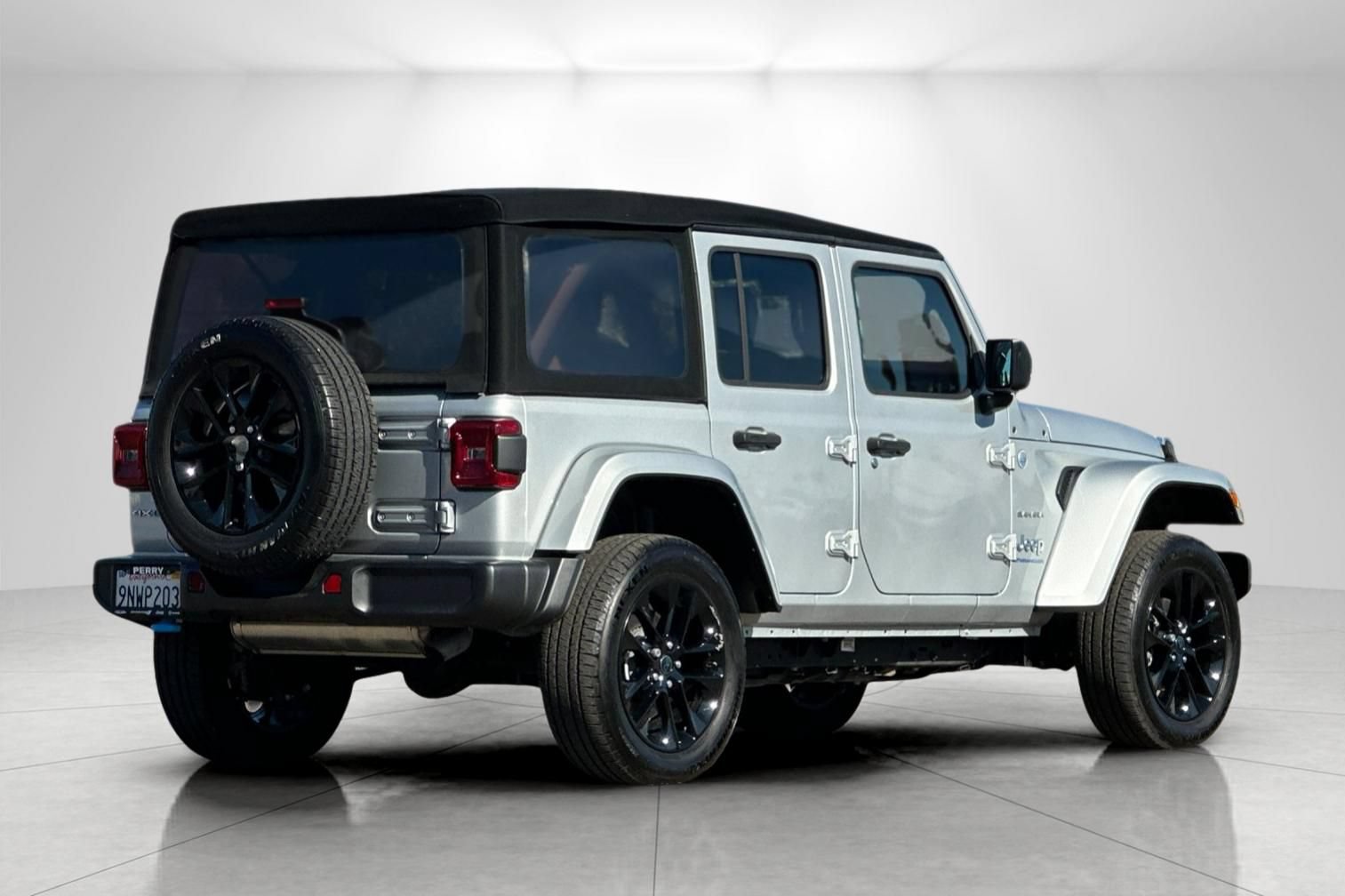 Used 2024 Jeep Wrangler Unlimited Sahara AWD/4WD image 3