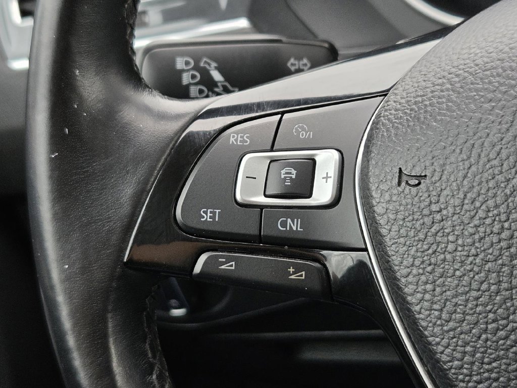 Used 2018 Volkswagen Tiguan SEL AWD/4WD image 31