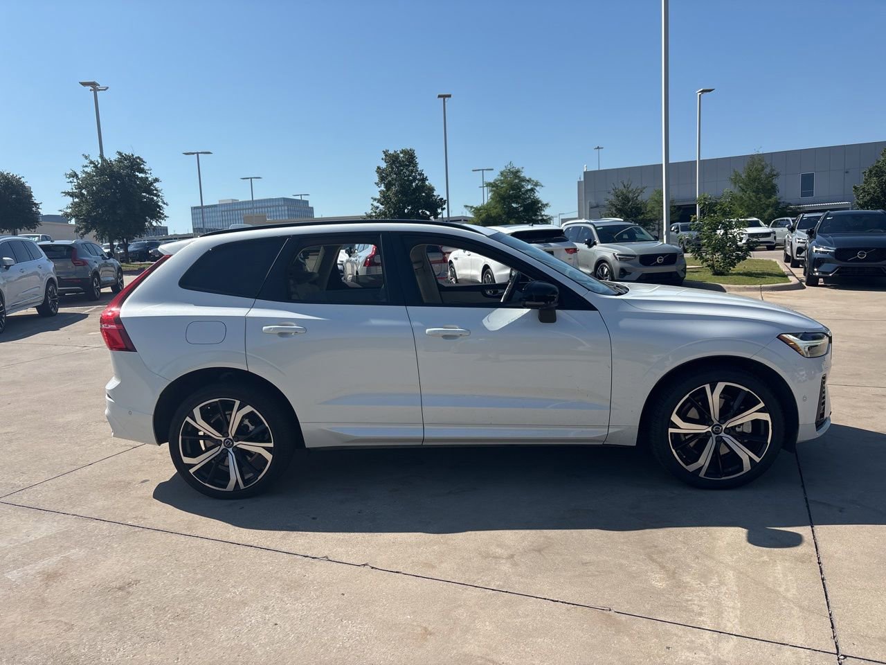 Used 2024 Volvo XC60 T8 Ultimate w/ Protection Package Premier AWD/4WD image 4