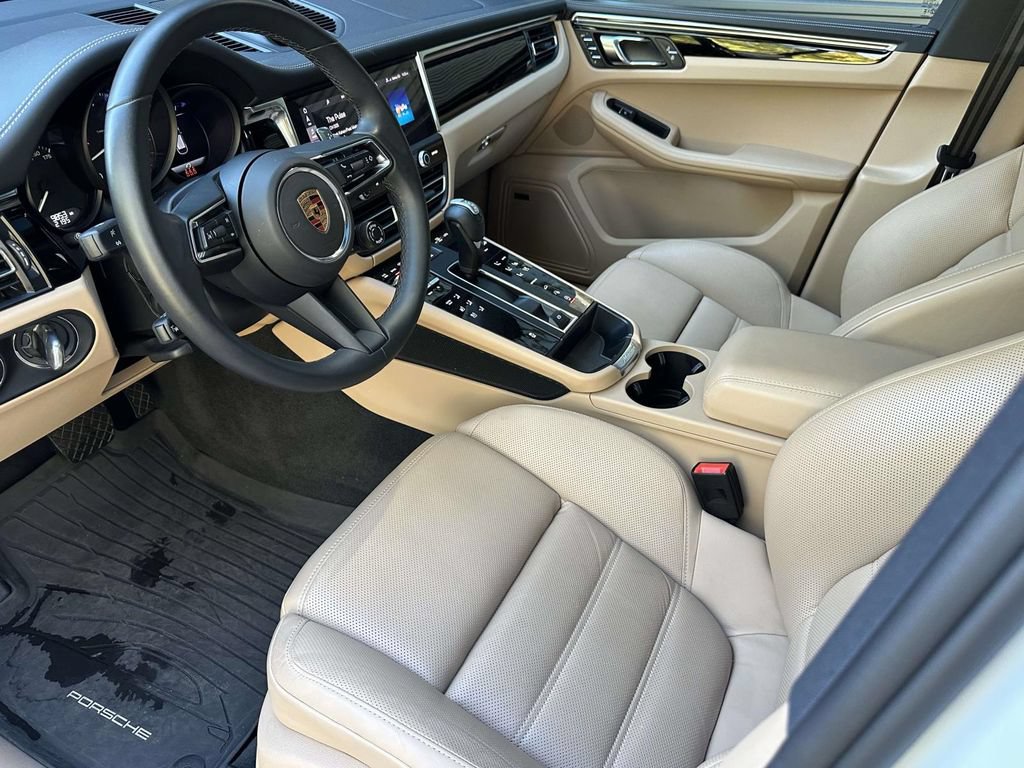 Certified 2025 Porsche Macan AWD/4WD image 5