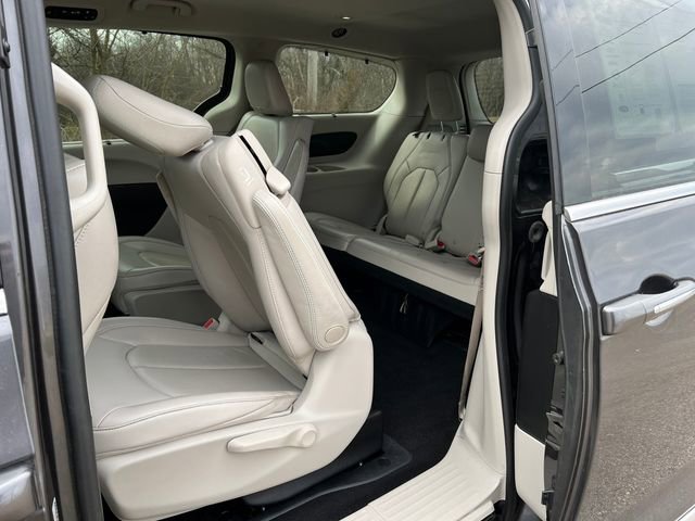 Used 2018 Chrysler Pacifica Touring-L image 6