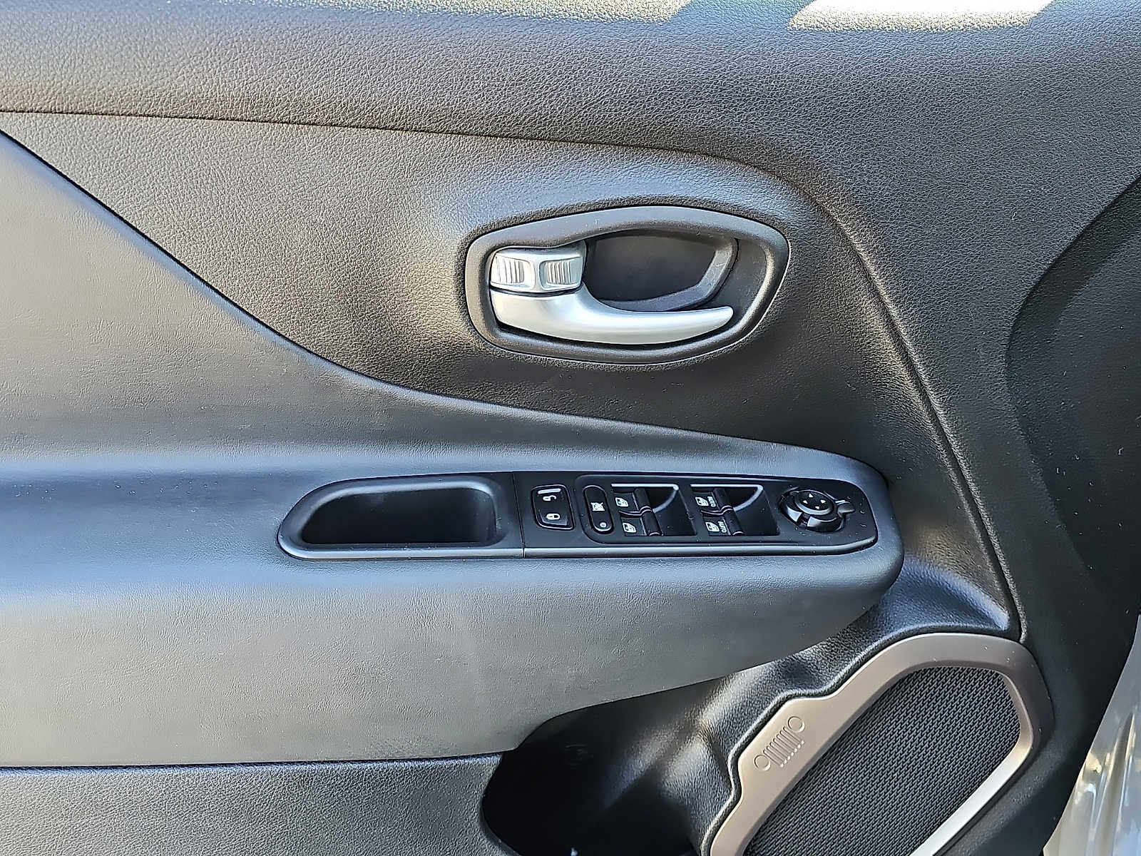 Used 2023 Jeep Renegade Latitude w/ Sun/Sound Group AWD/4WD image 12