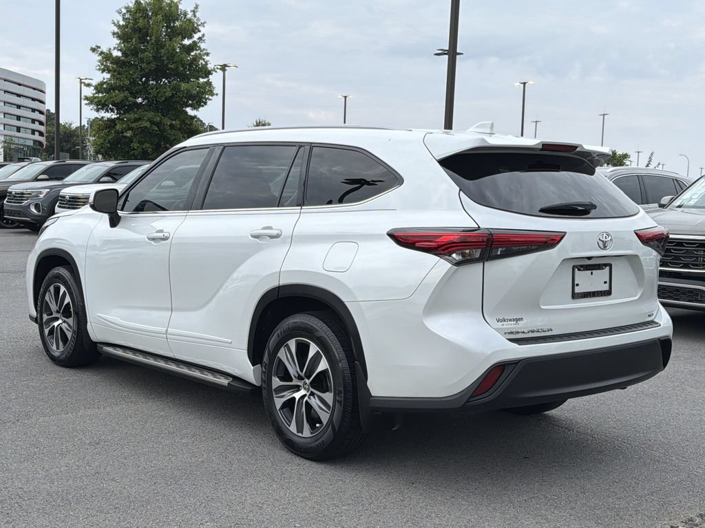 Used 2022 Toyota Highlander XLE FWD image 3