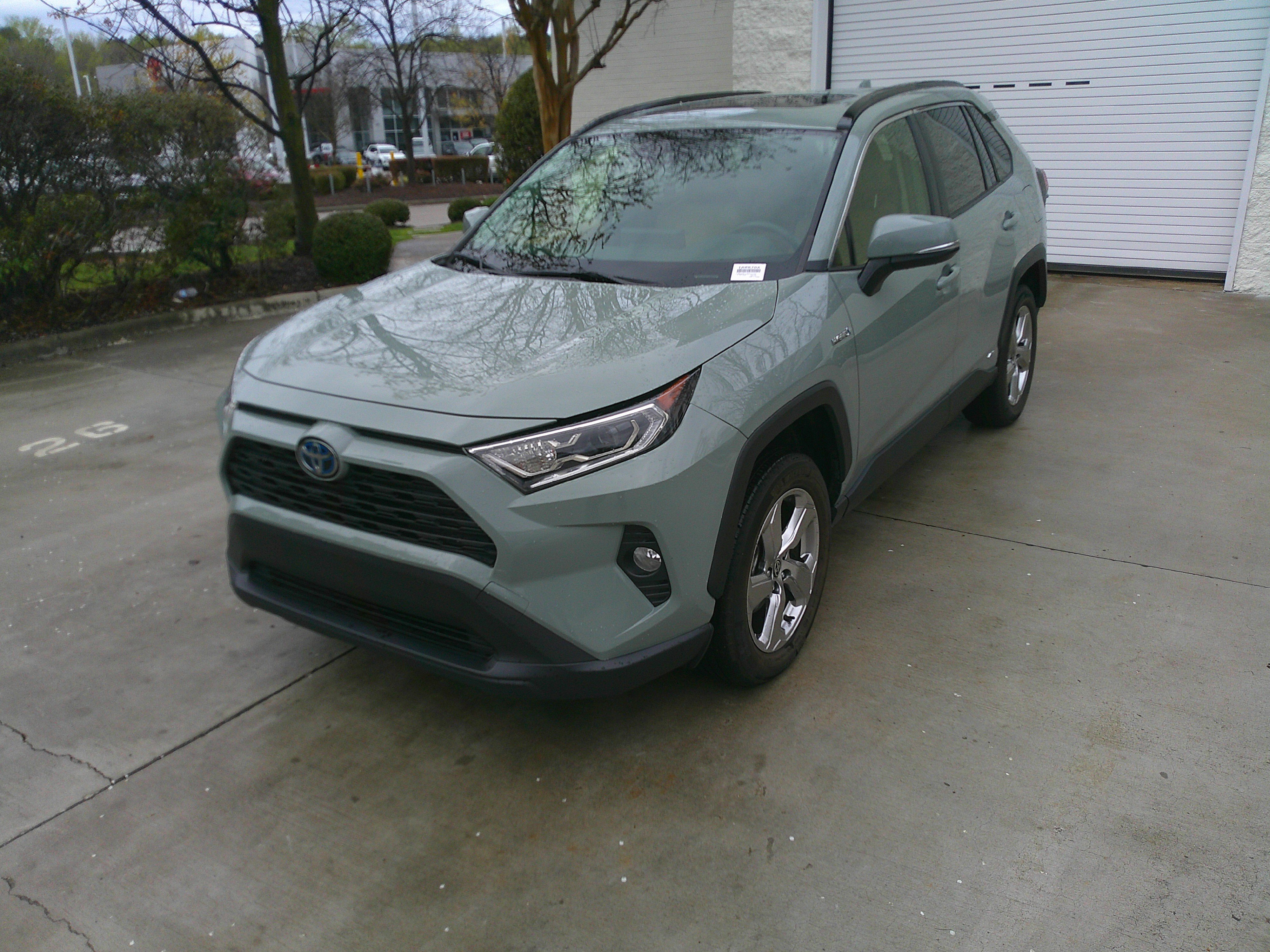 Used 2021 Toyota RAV4 XLE Premium image 5