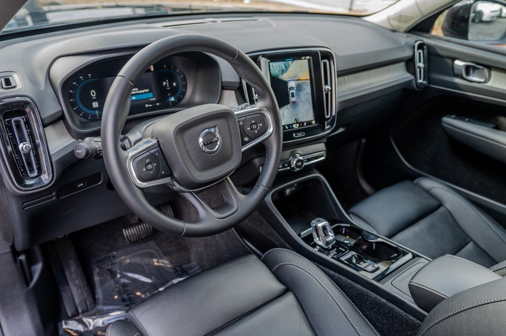 Used 2025 Volvo XC40 B5 Plus image 4