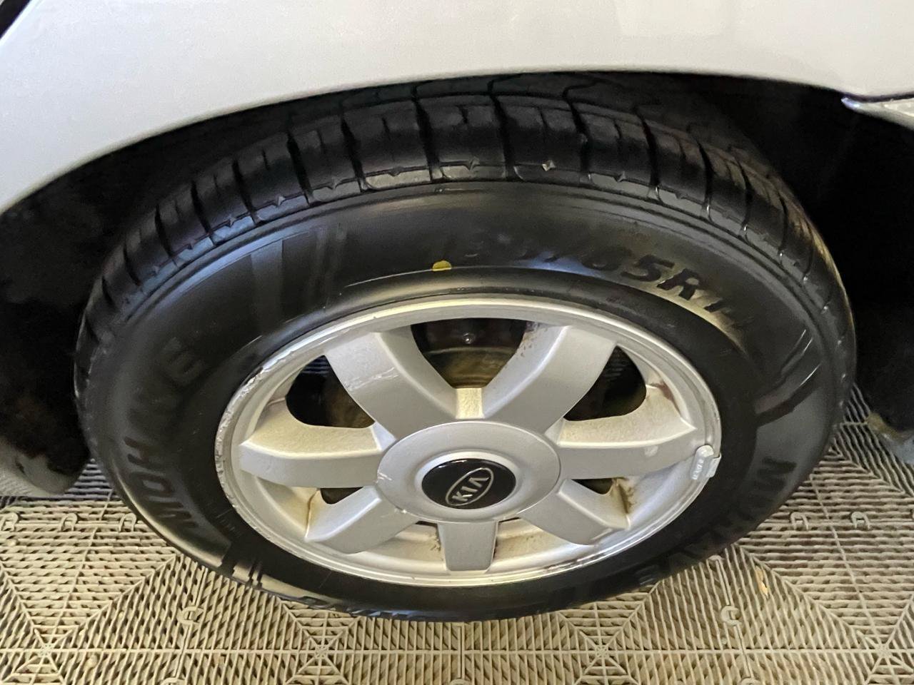 Used 2004 Kia Spectra Sedan FWD image 19