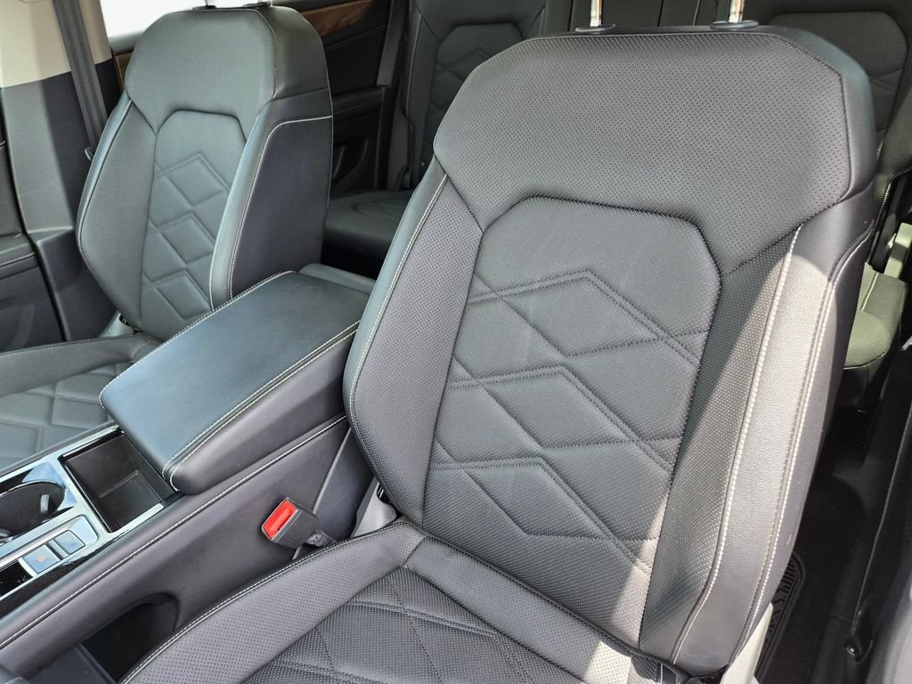 Used 2024 Volkswagen Atlas SE w/ Panoramic Sunroof Package FWD image 16