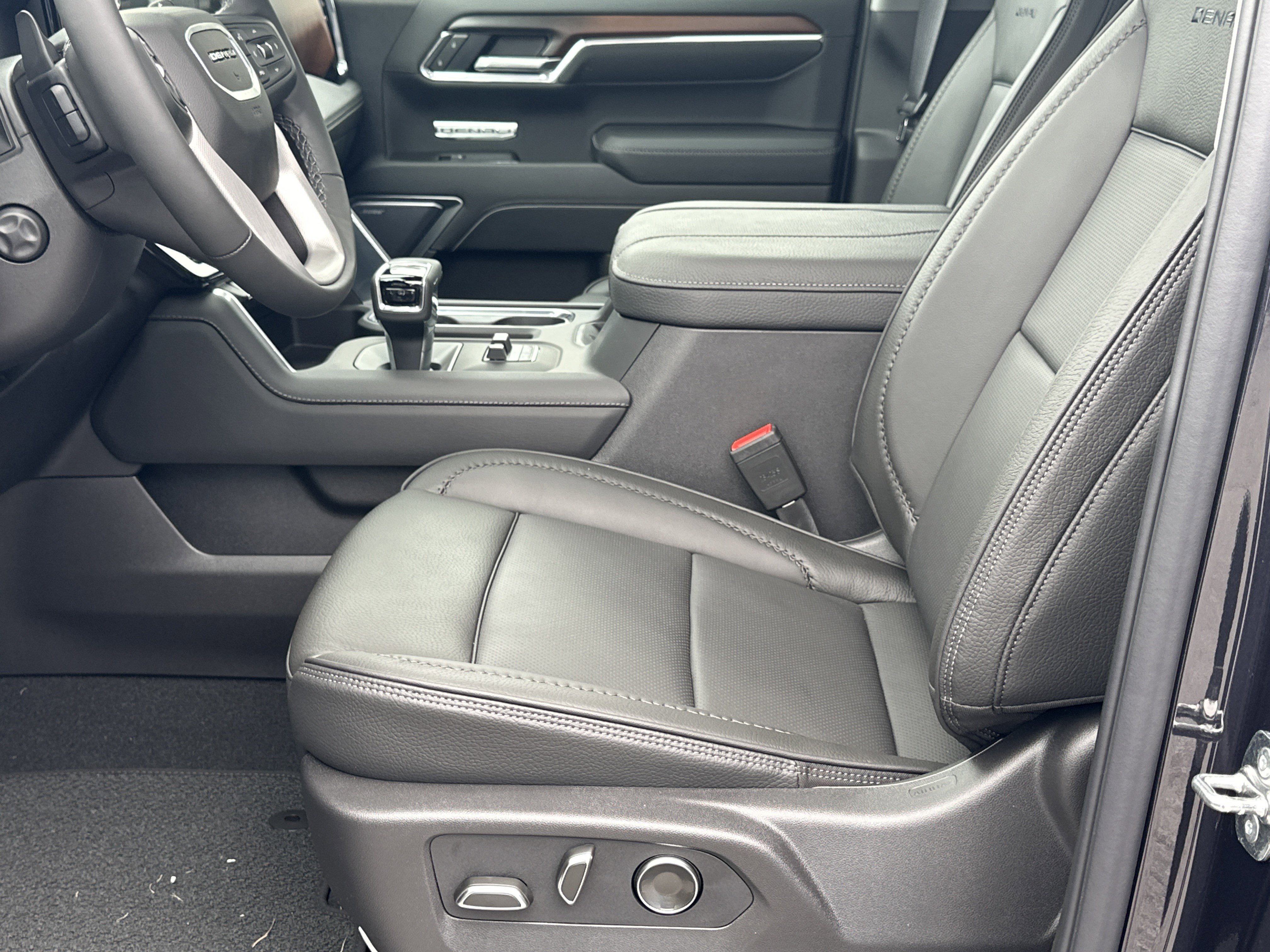 New 2026 GMC Sierra 1500 Denali w/ Technology Package image 9