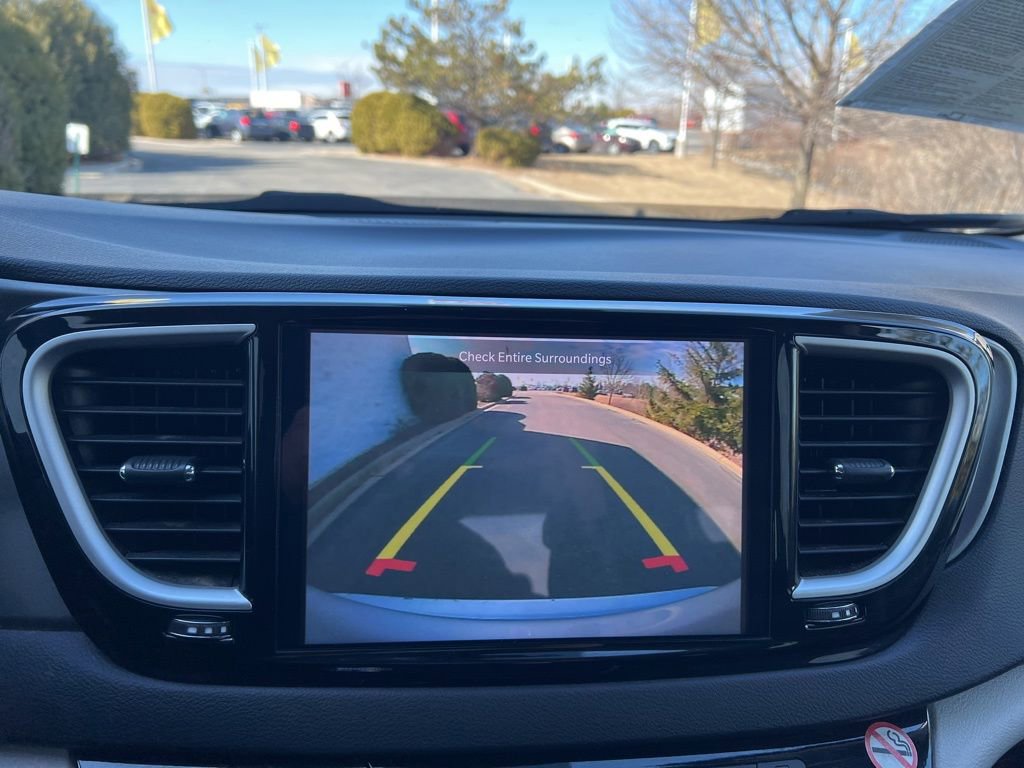 Used 2024 Chrysler Pacifica Touring-L image 19