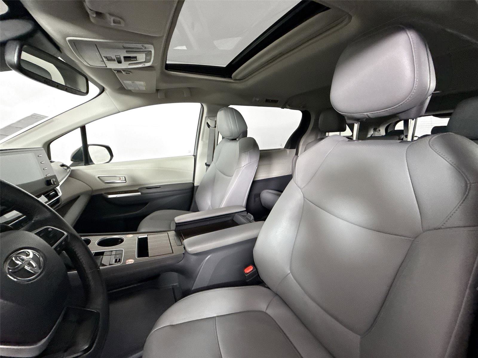 Certified 2024 Toyota Sienna XLE FWD video 3