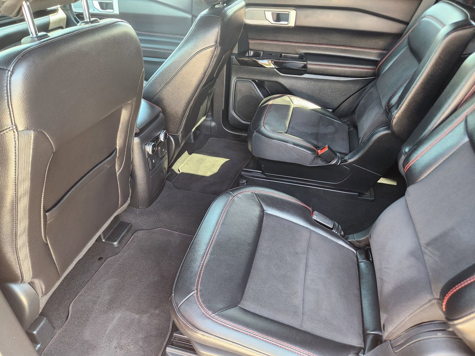 Used 2024 Ford Explorer ST-Line w/ Class IV Trailer Tow Package image 33