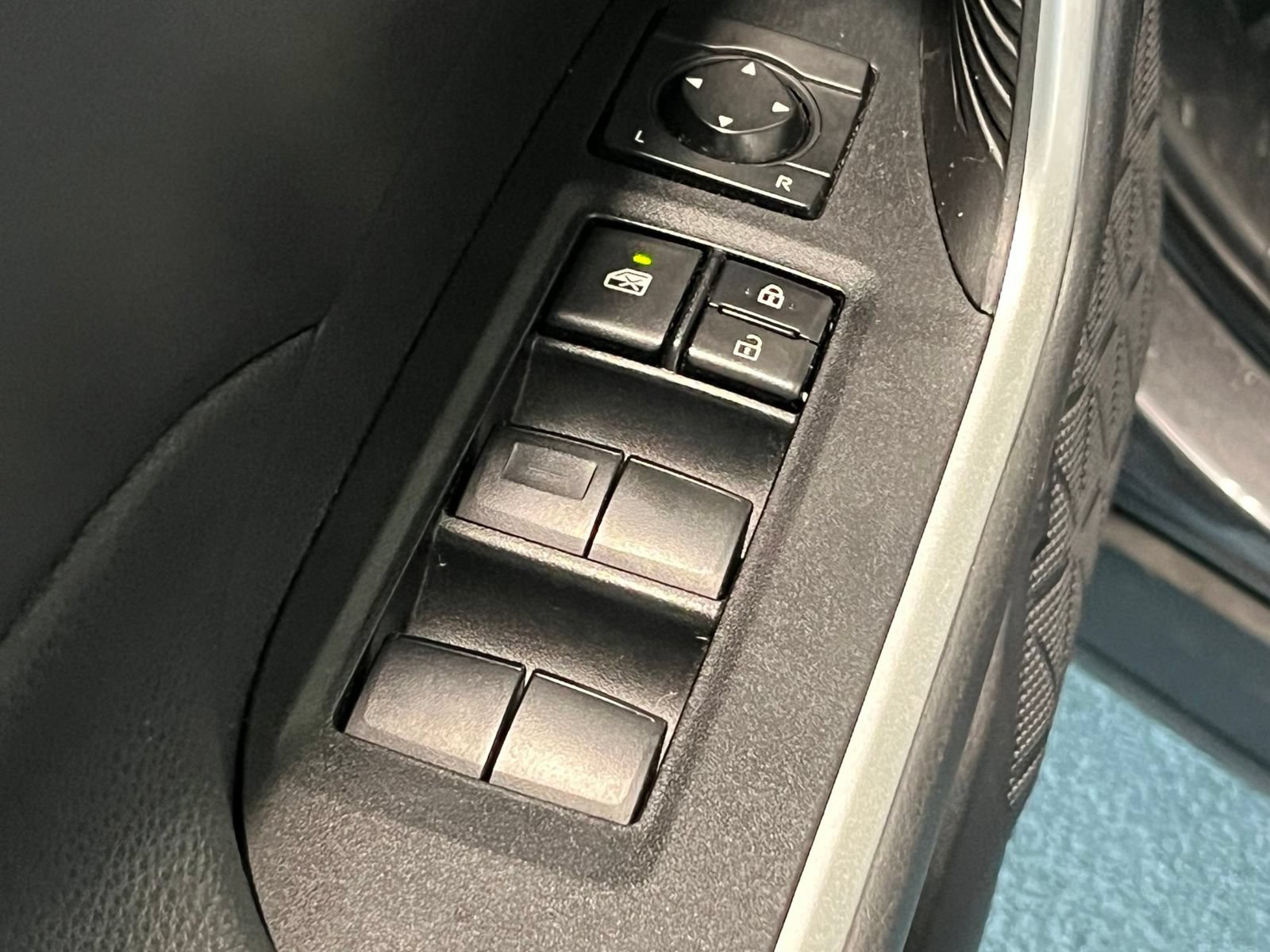 Used 2021 Toyota RAV4 LE AWD/4WD image 31