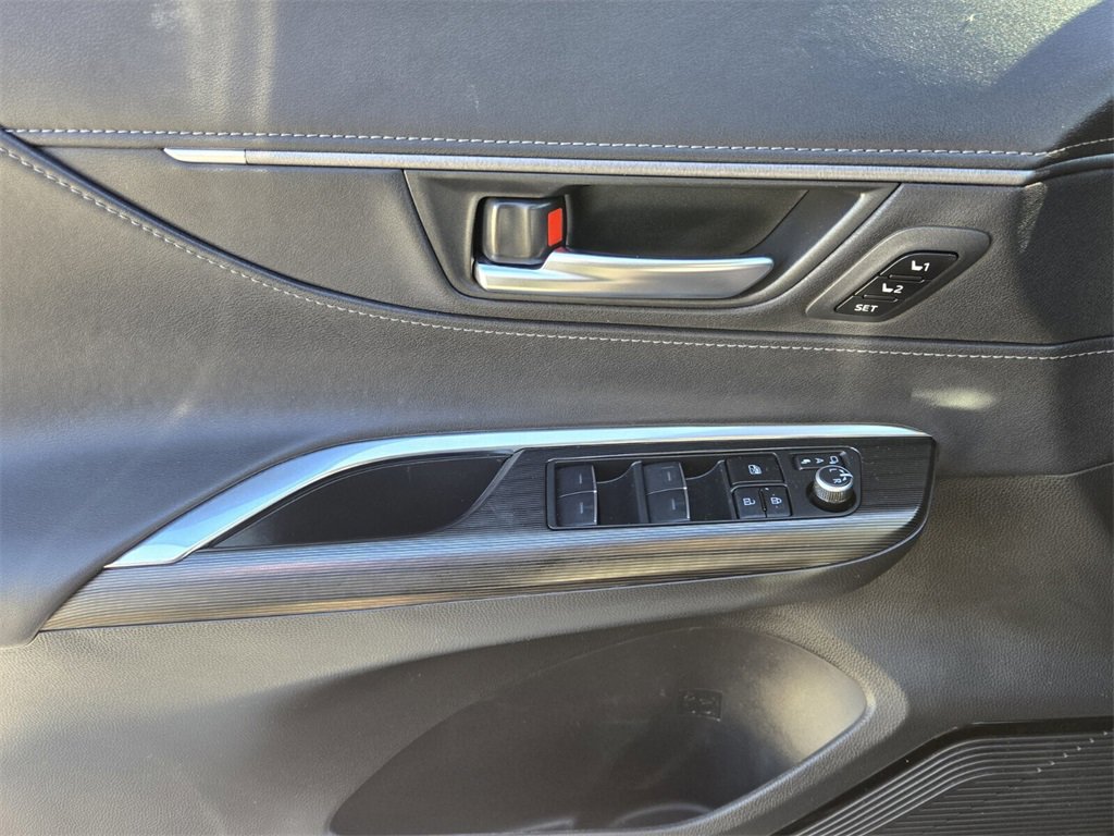 Used 2024 Toyota Venza XLE image 26