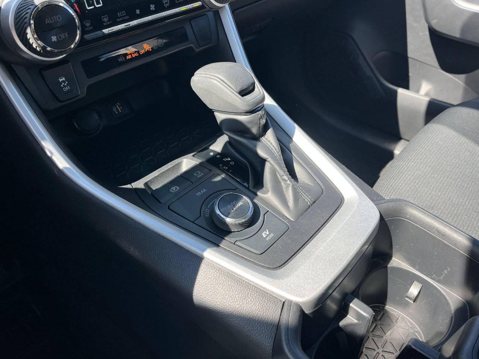 Used 2024 Toyota RAV4 LE AWD/4WD image 39