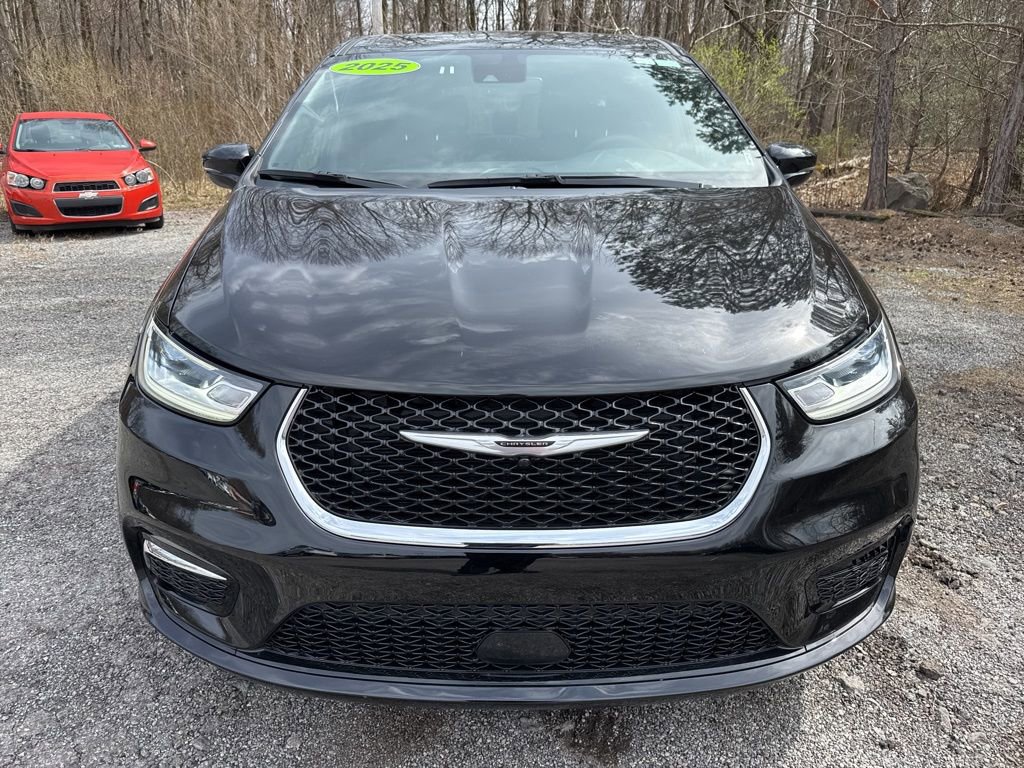 Used 2025 Chrysler Pacifica Select image 2