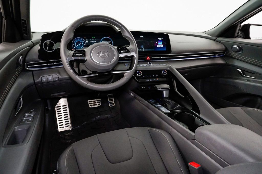 Used 2025 Hyundai Elantra SEL image 7