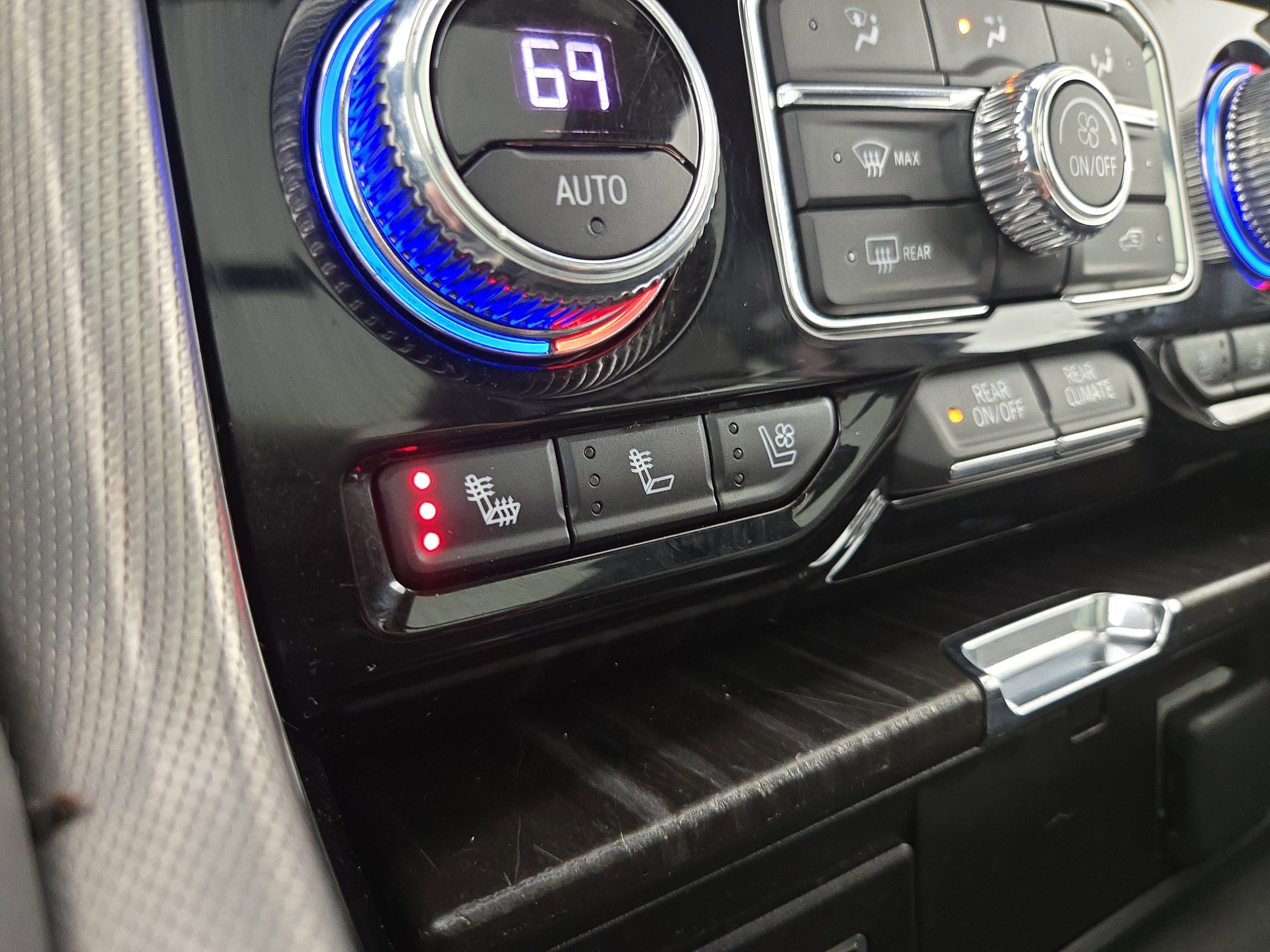 Used 2022 GMC Yukon XL Denali w/ Denali Premium Package image 28