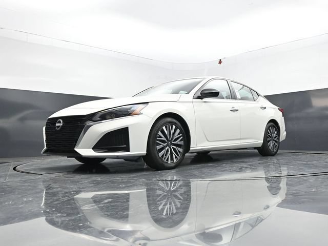 Used 2025 Nissan Altima 2.5 SV FWD image 43